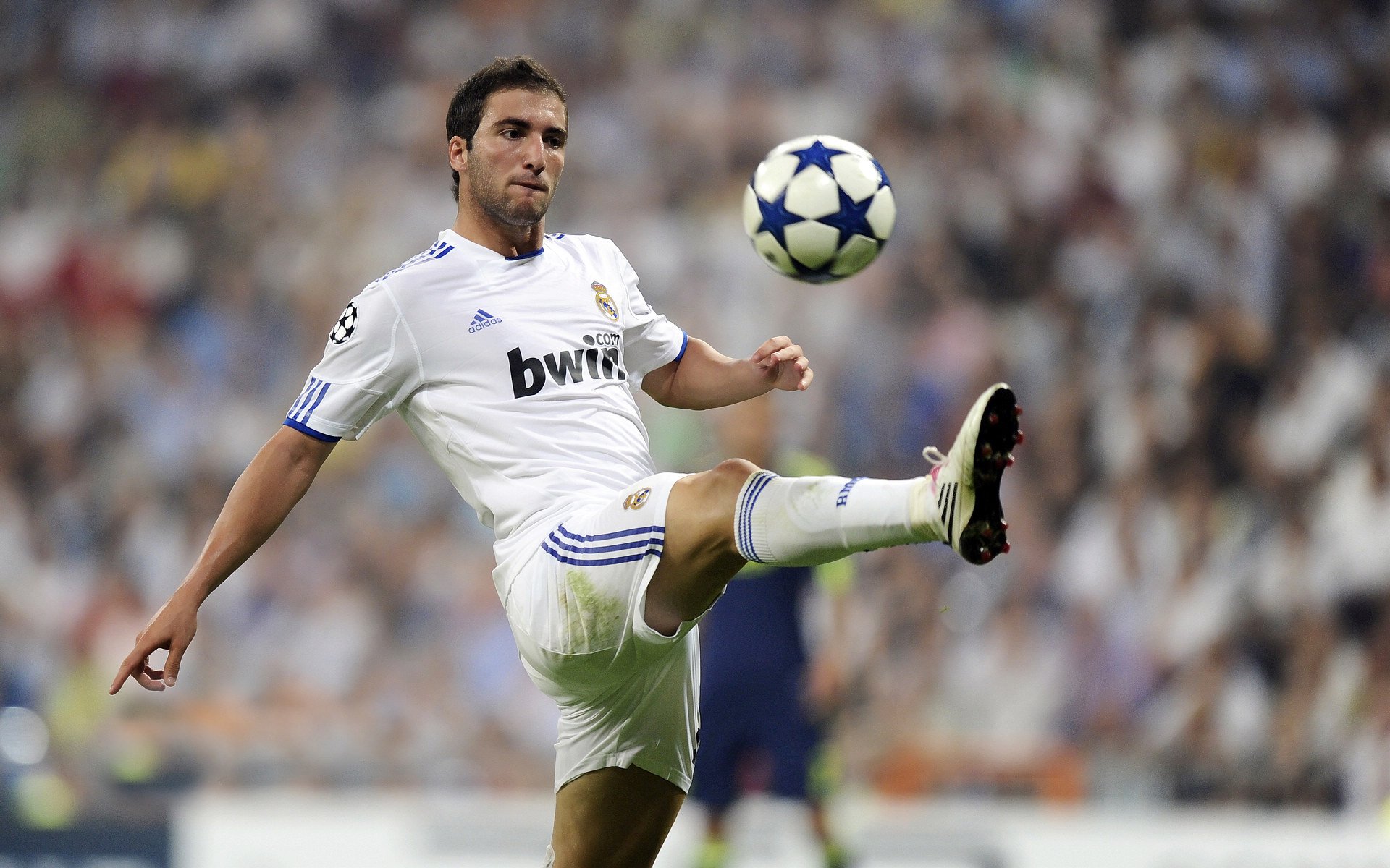 比赛中快速回防展现战术训练成果有效阻断对方进攻线路